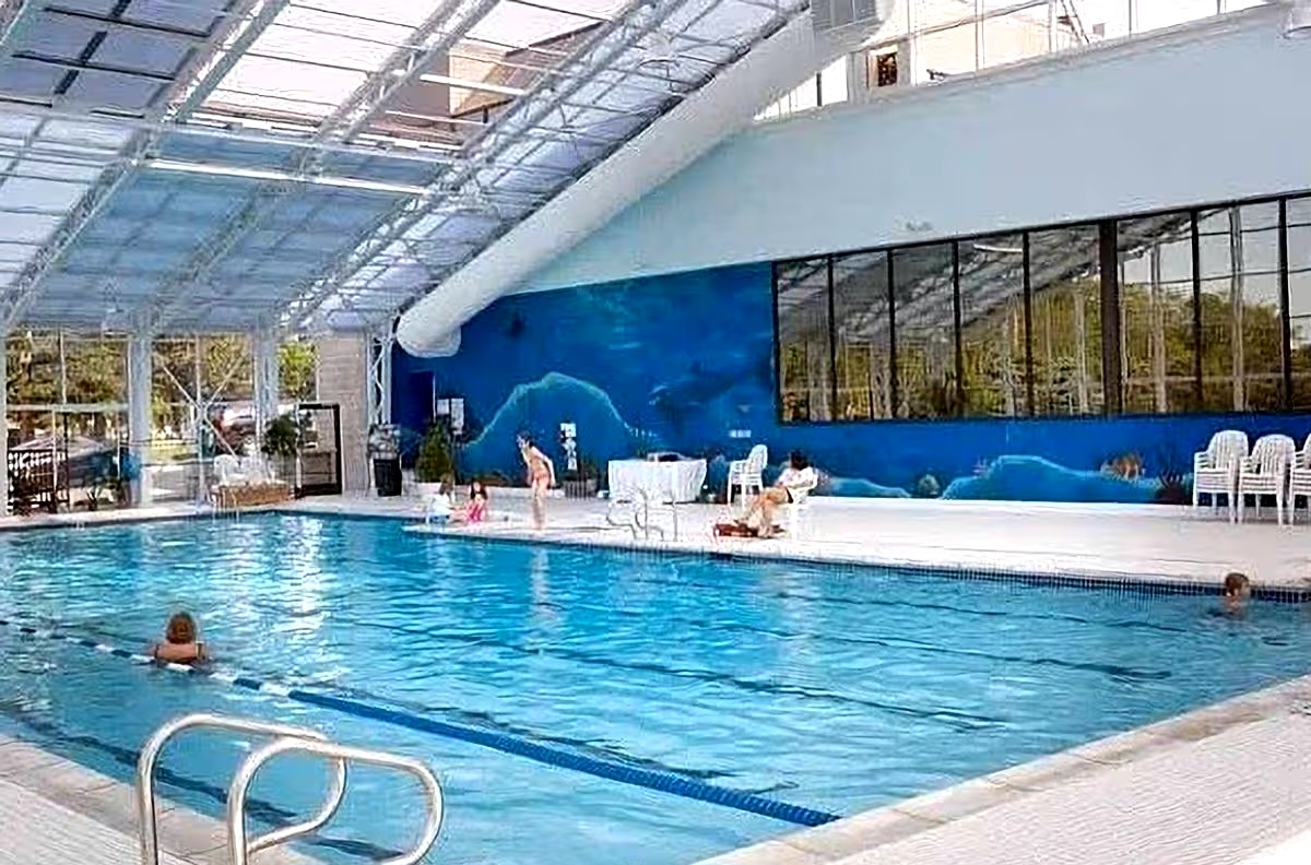 Girl, 4, di£s after two women left six young kids unattended in swimming pool to go to a bar