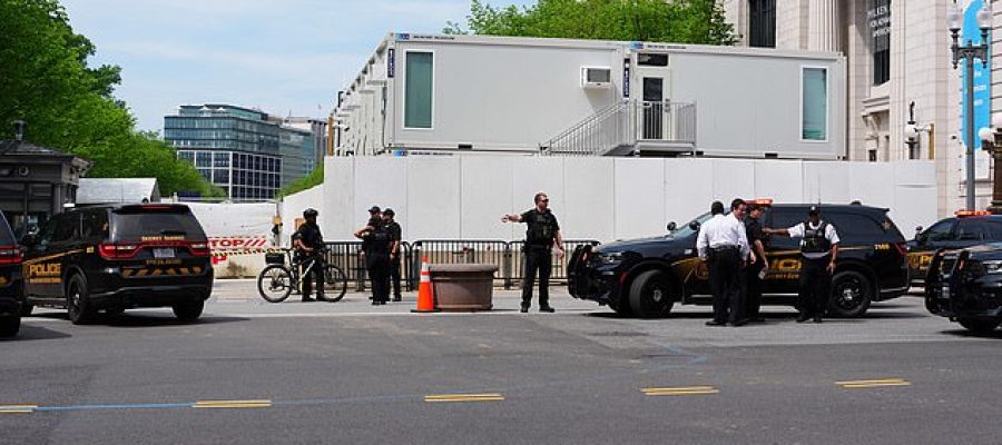Man detained after trying to jump White House fence with President Trump inside (Photos)